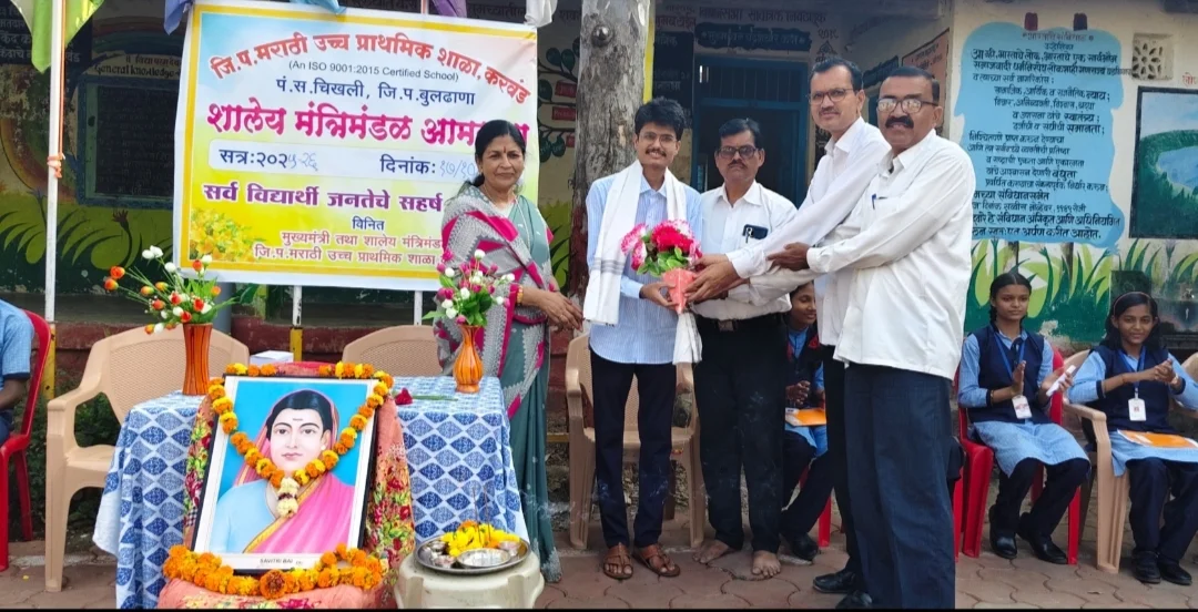 करवंड शाळेमध्ये उच्चविद्याविभूषित माजी विद्यार्थी आकाशचा सत्कार