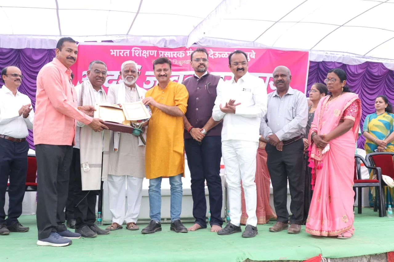 पत्रकार समाधान गाडेकर “आदर्श जीवन पुरस्काराने” सन्मानित